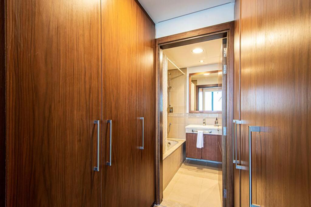 Magnificent New 3 Bedroom With Stunning View To Burj Khalifa & Fountain View Appartement *